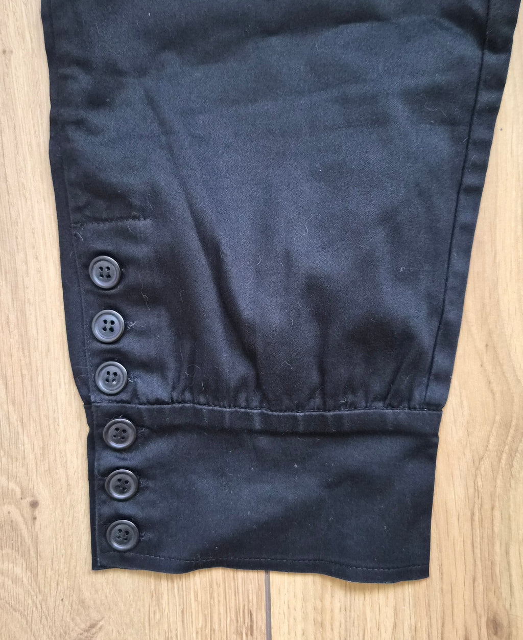 Capri Hose | Schwarz | Knöpfe | XS